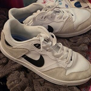 Nike White & Black Low-Top Sneakers